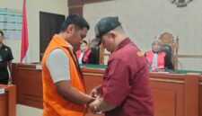 Selli saat dikenakan borgol oleh petugas usai menjalani sidang pembacaan tuntutan oleh jaksa di Pengadilan Negeri Banjarmasin (Foto Istimewa)
