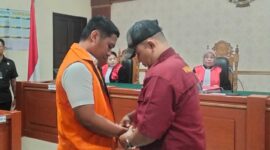 Selli saat dikenakan borgol oleh petugas usai menjalani sidang pembacaan tuntutan oleh jaksa di Pengadilan Negeri Banjarmasin (Foto Istimewa)