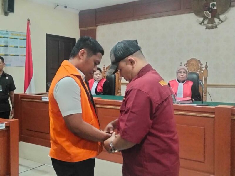 Selli saat dikenakan borgol oleh petugas usai menjalani sidang pembacaan tuntutan oleh jaksa di Pengadilan Negeri Banjarmasin (Foto Istimewa)