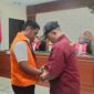 Selli saat dikenakan borgol oleh petugas usai menjalani sidang pembacaan tuntutan oleh jaksa di Pengadilan Negeri Banjarmasin (Foto Istimewa)