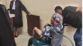 Almarhum saat menghadiri sidang perdana di PN Banjarmasin dengan menggunakan kursi roda beberapa 
waktu lalu (Foto Dokumen) 
