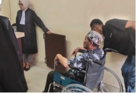 Almarhum saat menghadiri sidang perdana di PN Banjarmasin dengan menggunakan kursi roda beberapa 
waktu lalu (Foto Dokumen) 
