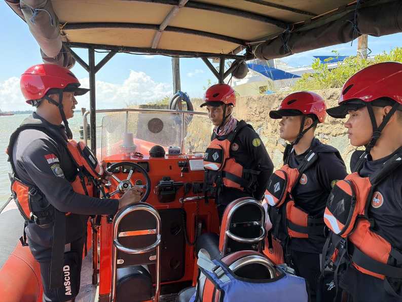 PENCARIAN NELAYAN - Anggota Basarnas Banjarmasin saat melakukan pencarian nelayan yang tenggelam di perairan Muara Kintap, Kabupaten Tanah Laut, Kalimantan Selatan, Rabu (29/4/2026). (foto:istimewa)
