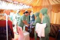 TAJAM SEPERTI TODAK, TEGUH SEPERTI BUDAYA - Anggota Persit Kartika Chandra Kirana saat melihat langsung produk kain sasirangan khas Banjar dalam sebuah kegiatan pameran UMKM (Foto : Penrem 101 Antasari)
