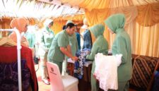 TAJAM SEPERTI TODAK, TEGUH SEPERTI BUDAYA - Anggota Persit Kartika Chandra Kirana saat melihat langsung produk kain sasirangan khas Banjar dalam sebuah kegiatan pameran UMKM (Foto : Penrem 101 Antasari)
