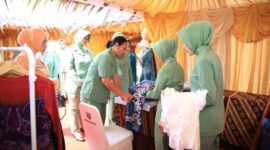 TAJAM SEPERTI TODAK, TEGUH SEPERTI BUDAYA - Anggota Persit Kartika Chandra Kirana saat melihat langsung produk kain sasirangan khas Banjar dalam sebuah kegiatan pameran UMKM (Foto : Penrem 101 Antasari)
