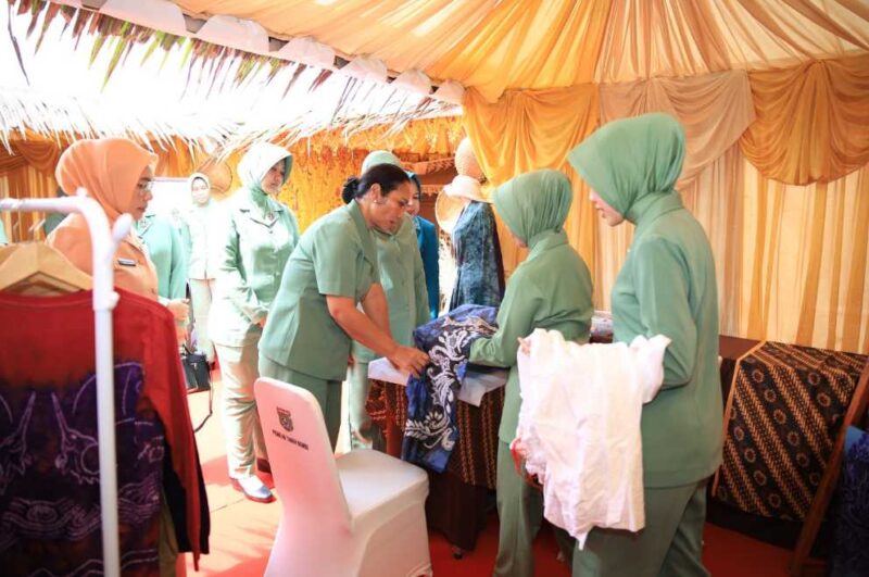 TAJAM SEPERTI TODAK, TEGUH SEPERTI BUDAYA - Anggota Persit Kartika Chandra Kirana saat melihat langsung produk kain sasirangan khas Banjar dalam sebuah kegiatan pameran UMKM (Foto : Penrem 101 Antasari)
