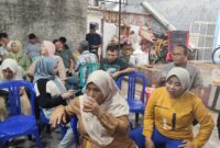  Warga RT 10 RW 10 Grogol Selatan dan Ketua RT Ari Haryanto mengikuti kegiatan Halal Bihalal di pendopo serbaguna, Minggu (12/4/2026) (Foto Mercy)