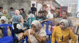  Warga RT 10 RW 10 Grogol Selatan dan Ketua RT Ari Haryanto mengikuti kegiatan Halal Bihalal di pendopo serbaguna, Minggu (12/4/2026) (Foto Mercy)