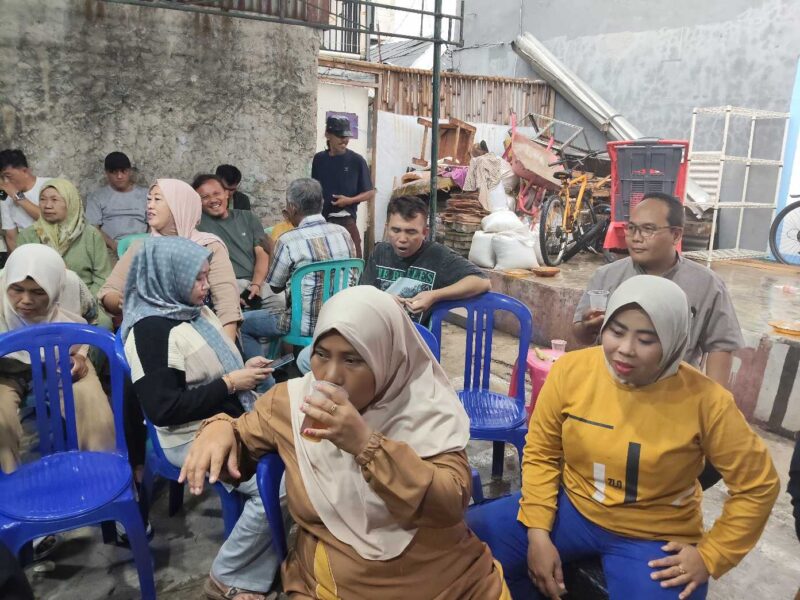  Warga RT 10 RW 10 Grogol Selatan dan Ketua RT Ari Haryanto mengikuti kegiatan Halal Bihalal di pendopo serbaguna, Minggu (12/4/2026) (Foto Mercy)