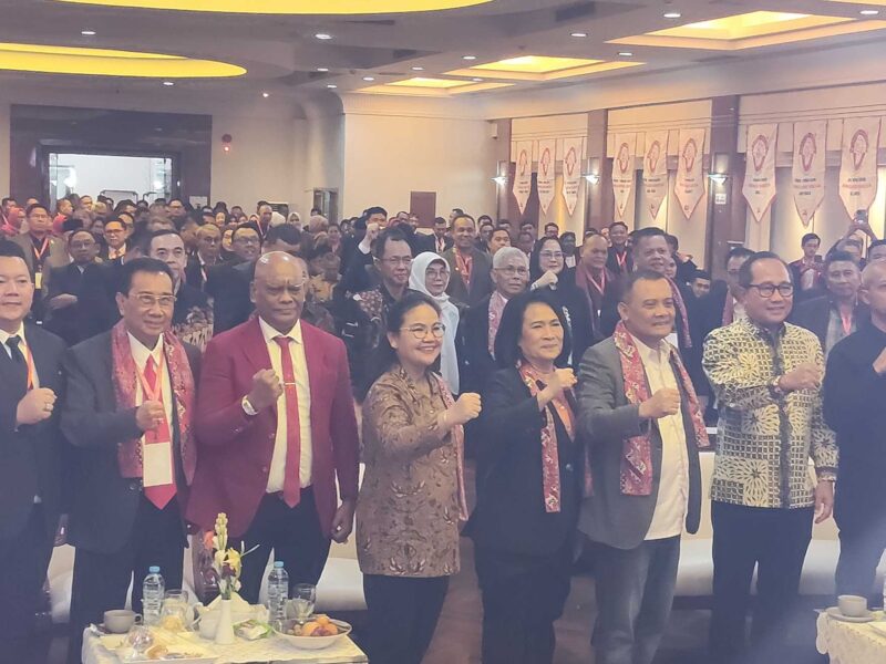 Gubernur Jawa Tengah Komjen Pol (Purn) H Achmad Luthfi, Wali Kota Semarang Hevearita Gunaryanti Rahayu bersama Wakil Wali Kota, unsur Forkopimda, Ketua Umum KAI Siti Jamailah SH MH dan jajaran pengurus lainnya foto bersama seluruh pengurus DPD se Indonesia (Foto Mercy)