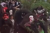 TRADISI NYESER - Warga mengenakan topeng Amot Samper saat mengikuti tradisi Nyeser Dayak Taba di Kalimantan Barat, berjalan beriringan diiringi musik tradisional. (foto: tangkapan layar Instagram)