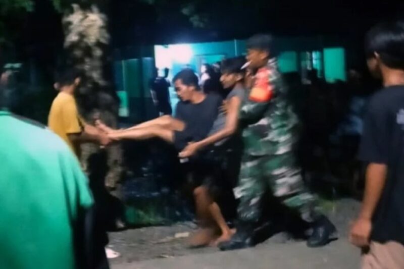 TERUNGKAP - Warga mengamankan terduga pelaku pembunuhan yang sempat bersembunyi di musala di Desa Mentaren, Kecamatan Anjir Pasar, Kabupaten Barito Kuala, Sabtu (4/4/2026) malam. (foto:istimewa)
