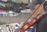 Wawan, pedagang di Pasar Loak Kebayoran Lama yang juga jago bermain biola (Foto Mercy)