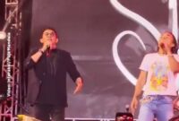 Kaka Slank berduet dengan Bupati Tanah Bumbu Andi Rudi Latif atau Bang Arul  bawakan lagu Kutak Bisa 
 sukses menghibur ribuan penonton saat tampil di panggung Mappanre Ri Tasi’e 2026 di Pagatan, Tanah Bumbu. (foto: istimewa)