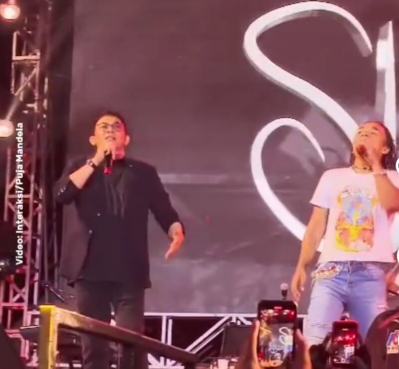 Kaka Slank berduet dengan Bupati Tanah Bumbu Andi Rudi Latif atau Bang Arul  bawakan lagu Kutak Bisa 
 sukses menghibur ribuan penonton saat tampil di panggung Mappanre Ri Tasi’e 2026 di Pagatan, Tanah Bumbu. (foto: istimewa)