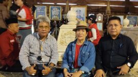 Ketua Umum KAI Siti Jamailah Lubis didampingi Ketua DPD KAI Kalsel Bujino A Salan SH MH  dan Wakil Ketua Zakaria SH MH foto bersama,usai berdoa dan tabur bunga di makam almarhum Presiden ke 2 RI HM Soeharto dan Almarhumah Ibu Tien Soeharto beserta keluarga (Foto Mercy)
