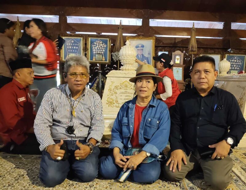 Ketua Umum KAI Siti Jamailah Lubis didampingi Ketua DPD KAI Kalsel Bujino A Salan SH MH  dan Wakil Ketua Zakaria SH MH foto bersama,usai berdoa dan tabur bunga di makam almarhum Presiden ke 2 RI HM Soeharto dan Almarhumah Ibu Tien Soeharto beserta keluarga (Foto Mercy)
