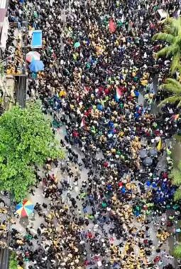 Situasi Memanas, Aksi Ribuan Massa di Kantor Gubernur Kaltim Berakhir Ricuh