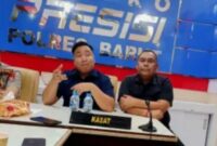 KONFERENSI PERS - Kapolres Barito Utara, AKBP Singgih Febiyanto, didampingi Kasat Reskrim AKP Ricky Hermawan dan Kasubsipenhumas Iptu Novendra WP saat konferensi pers di Mapolres Barito Utara, Selasa (21/4/2026) siang terkait kasus pembunuhan di Desa Benangin I Kecamatan Teweh Timur. (foto: Istimewa/Polres Barito Utara)
