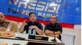 KONFERENSI PERS - Kapolres Barito Utara, AKBP Singgih Febiyanto, didampingi Kasat Reskrim AKP Ricky Hermawan dan Kasubsipenhumas Iptu Novendra WP saat konferensi pers di Mapolres Barito Utara, Selasa (21/4/2026) siang terkait kasus pembunuhan di Desa Benangin I Kecamatan Teweh Timur. (foto: Istimewa/Polres Barito Utara)
