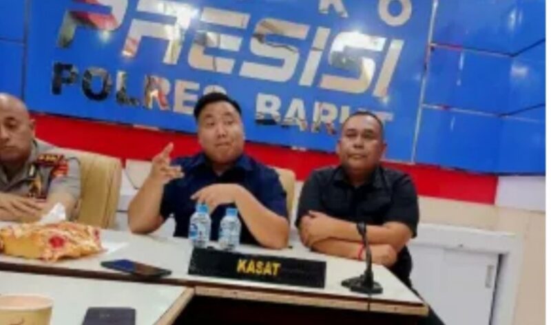 KONFERENSI PERS - Kapolres Barito Utara, AKBP Singgih Febiyanto, didampingi Kasat Reskrim AKP Ricky Hermawan dan Kasubsipenhumas Iptu Novendra WP saat konferensi pers di Mapolres Barito Utara, Selasa (21/4/2026) siang terkait kasus pembunuhan di Desa Benangin I Kecamatan Teweh Timur. (foto: Istimewa/Polres Barito Utara)
