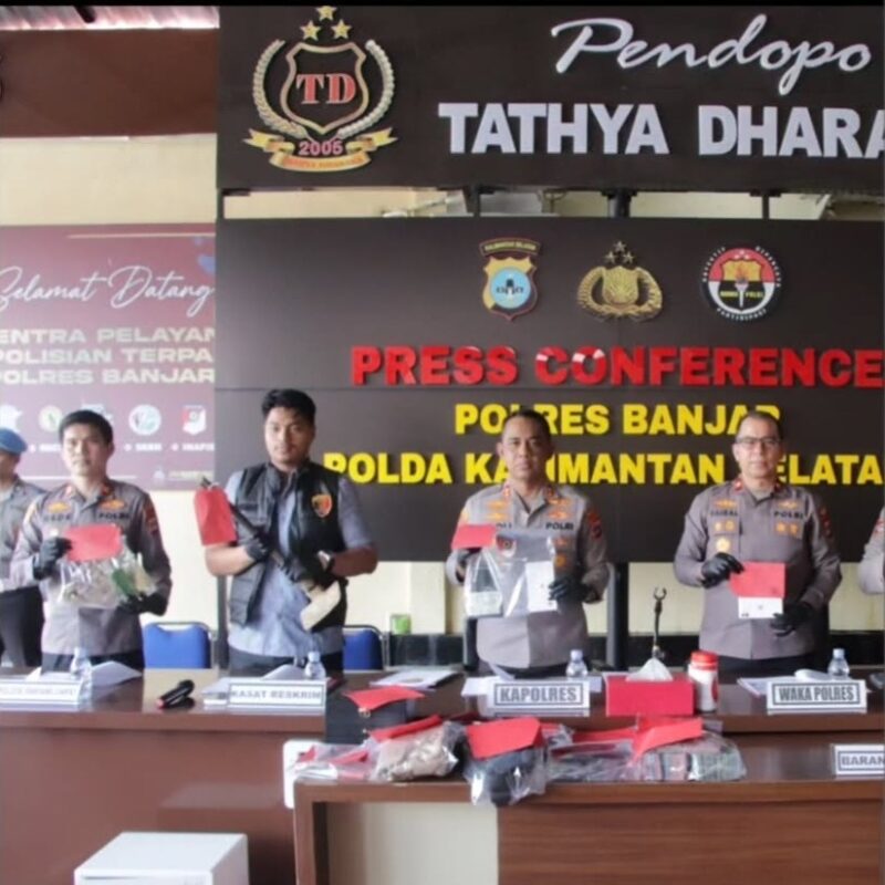 Konferensi pers pengungkapan kasus pembunuhan remaja di Simpang Empat oleh jajaran Polres Banjar di Pendopo Tathya Dharaka, Rabu (22/4/2026). (Instagram Polres Banjar)