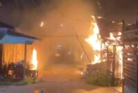 MUSIBAH KEBAKARAN -  Kebakaran di Jalan Lingkar Selatan Gang Flamboyan, Kelurahan Basirih, Banjarmasin Barat, Rabu (22/4/2026) dinihari. (foto:istimewa)
