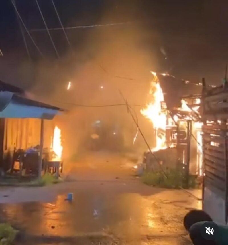 MUSIBAH KEBAKARAN -  Kebakaran di Jalan Lingkar Selatan Gang Flamboyan, Kelurahan Basirih, Banjarmasin Barat, Rabu (22/4/2026) dinihari. (foto:istimewa)
