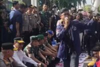 Ketua DPRD Kalimantan Selatan, DR (H.C) H. Supian HK, S.H., M.H. ,Kapolda Kalsel DR Irjen Pol Rosyantoyudha Hermawan dan Danrem 101 Antasari Brigjen TNI Ilham Yunus, M.Sc., S.Sos ikut turun ke jalan memantau aksi demo (Foto Istimewa)