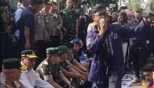 Ketua DPRD Kalimantan Selatan, DR (H.C) H. Supian HK, S.H., M.H. ,Kapolda Kalsel DR Irjen Pol Rosyantoyudha Hermawan dan Danrem 101 Antasari Brigjen TNI Ilham Yunus, M.Sc., S.Sos ikut turun ke jalan memantau aksi demo (Foto Istimewa)
