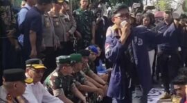 Ketua DPRD Kalimantan Selatan, DR (H.C) H. Supian HK, S.H., M.H. ,Kapolda Kalsel DR Irjen Pol Rosyantoyudha Hermawan dan Danrem 101 Antasari Brigjen TNI Ilham Yunus, M.Sc., S.Sos ikut turun ke jalan memantau aksi demo (Foto Istimewa)