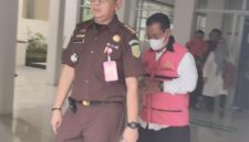 Kasi Pidsus Mirzantio SH MH  saat mengiring kedua tersangka (mengenakan rompi) menuju mobil tahanan soal kasus di Disdik Kota Banjarmasin (Foto Mercy )