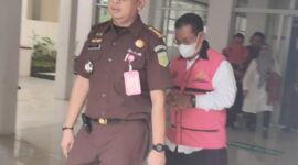 Kasi Pidsus Mirzantio SH MH  saat mengiring kedua tersangka (mengenakan rompi) menuju mobil tahanan soal kasus di Disdik Kota Banjarmasin (Foto Mercy )