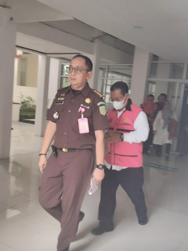 Kasi Pidsus Mirzantio SH MH  saat mengiring kedua tersangka (mengenakan rompi) menuju mobil tahanan soal kasus di Disdik Kota Banjarmasin (Foto Mercy )