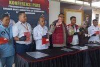 KAPOLRES Banjarbaru AKBP Pius X Febry Aceng Loda (tengah) menunjukkan barang bukti narkotika jenis sabu dan ekstasi yang berhasil diungkap pihaknya pada maret lalu - (Foto : Istimewa)
