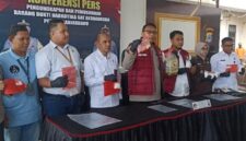 KAPOLRES Banjarbaru AKBP Pius X Febry Aceng Loda (tengah) menunjukkan barang bukti narkotika jenis sabu dan ekstasi yang berhasil diungkap pihaknya pada maret lalu - (Foto : Istimewa)
