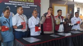 KAPOLRES Banjarbaru AKBP Pius X Febry Aceng Loda (tengah) menunjukkan barang bukti narkotika jenis sabu dan ekstasi yang berhasil diungkap pihaknya pada maret lalu - (Foto : Istimewa)
