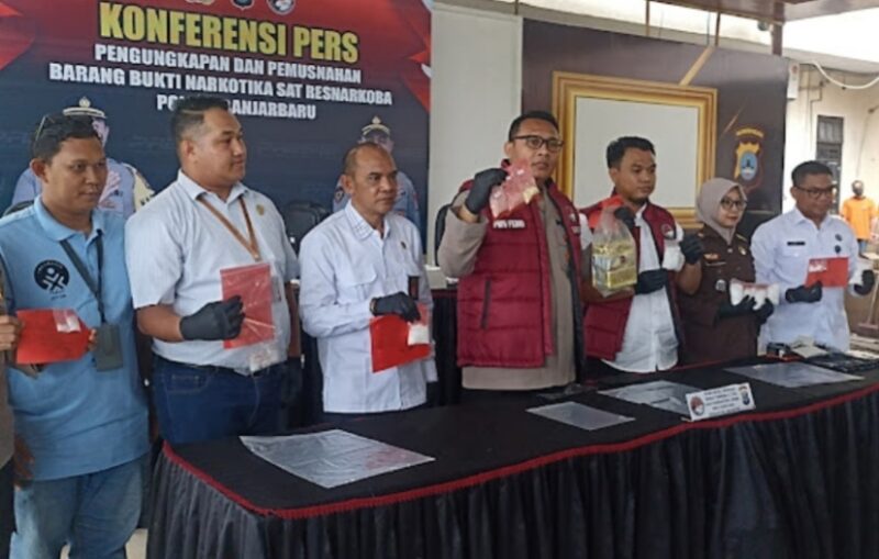 KAPOLRES Banjarbaru AKBP Pius X Febry Aceng Loda (tengah) menunjukkan barang bukti narkotika jenis sabu dan ekstasi yang berhasil diungkap pihaknya pada maret lalu - (Foto : Istimewa)
