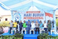 HARI BURUH  - Gubernur Kalsel H Muhidin, Kapolda Kalsel Irjen Pol Rosyanto Yudha Hermawan, Pasi Ops Korem 101/Antasari dan Ketua DPD KSPSI Kalsel H Sadin Sasau serta perwakilan buruh dan ojek online  Rabu (29/4/2026) pagi. (foto: Istimewa)