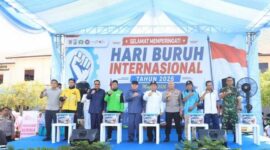 HARI BURUH  - Gubernur Kalsel H Muhidin, Kapolda Kalsel Irjen Pol Rosyanto Yudha Hermawan, Pasi Ops Korem 101/Antasari dan Ketua DPD KSPSI Kalsel H Sadin Sasau serta perwakilan buruh dan ojek online  Rabu (29/4/2026) pagi. (foto: Istimewa)