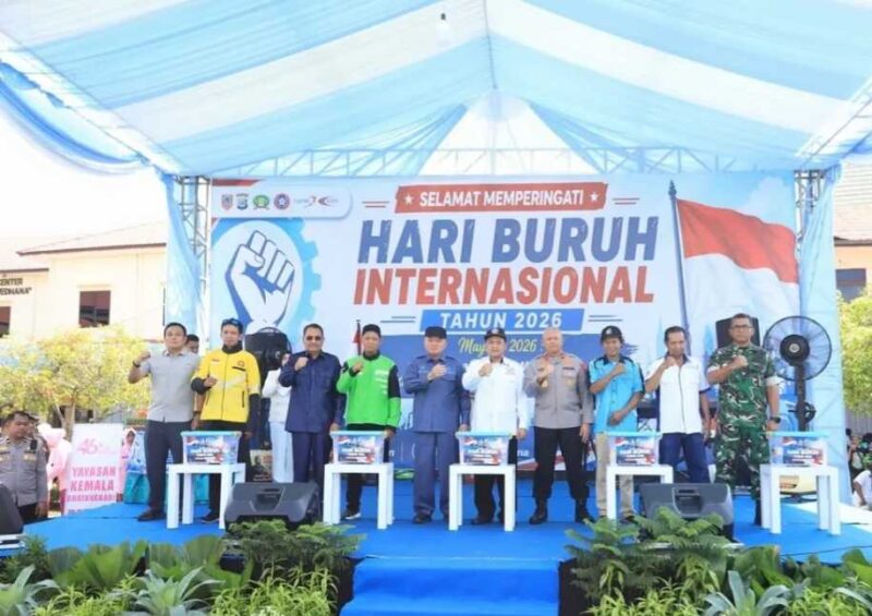 HARI BURUH  - Gubernur Kalsel H Muhidin, Kapolda Kalsel Irjen Pol Rosyanto Yudha Hermawan, Pasi Ops Korem 101/Antasari dan Ketua DPD KSPSI Kalsel H Sadin Sasau serta perwakilan buruh dan ojek online  Rabu (29/4/2026) pagi. (foto: Istimewa)
