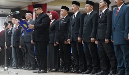Totok Dilantik Kembali Jabat Kaban BKD Bersama Puluhan ASN