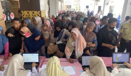 Harga Minyak Gula Melonjak, Ribuan Warga Banjarmasin Manfaatkan Pasar Murah