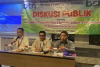 Kepala Cabang BTN Banjarmasin Bona Pasogit Rumapea dan Kepala BSN Banjarmasin Sulthon Agung Saat Memberi Materi Paparan Sektor  Perumahan Dalam Disuksi Forum Komunikasi Wartawan Kalsel di Hotel Harper Banjarmasin
