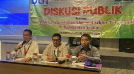 Kepala Cabang BTN Banjarmasin Bona Pasogit Rumapea dan Kepala BSN Banjarmasin Sulthon Agung Saat Memberi Materi Paparan Sektor  Perumahan Dalam Disuksi Forum Komunikasi Wartawan Kalsel di Hotel Harper Banjarmasin