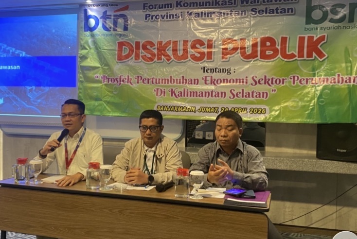 Kepala Cabang BTN Banjarmasin Bona Pasogit Rumapea dan Kepala BSN Banjarmasin Sulthon Agung Saat Memberi Materi Paparan Sektor  Perumahan Dalam Disuksi Forum Komunikasi Wartawan Kalsel di Hotel Harper Banjarmasin