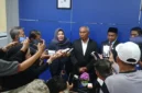 Ketua DPW Partai Nasdem Kalsel H Mansyur didampingi petinggi Fraksi Nasdem Kalsel saat memberikan keterangan kepada wartawan usai prosesi PAW Habib Hasyim di DPRD Kalsel (foto:baritopost.co.id)