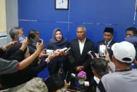 Ketua DPW Partai Nasdem Kalsel H Mansyur didampingi petinggi Fraksi Nasdem Kalsel saat memberikan keterangan kepada wartawan usai prosesi PAW Habib Hasyim di DPRD Kalsel (foto:baritopost.co.id)