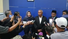 Ketua DPW Partai Nasdem Kalsel H Mansyur didampingi petinggi Fraksi Nasdem Kalsel saat memberikan keterangan kepada wartawan usai prosesi PAW Habib Hasyim di DPRD Kalsel (foto:baritopost.co.id)